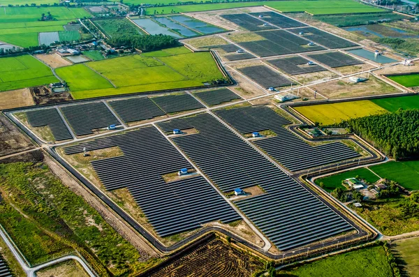 Ferme solaire, panneaux solaires de l'air — Photo