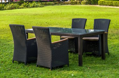 Rattan mobilya, masa ve sandalyeler açık havada
