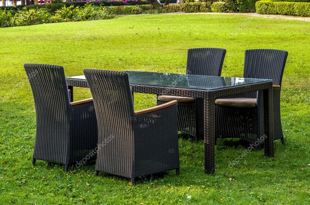 Rattan mobilya, masa ve sandalyeler açık havada Stok Rattan mobilya, masa ve sandalyeler açık havada Stok