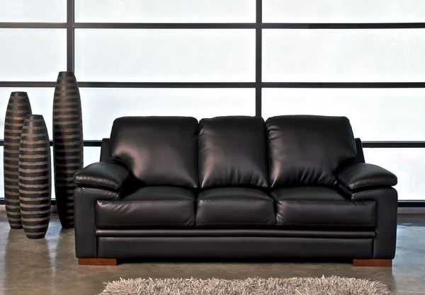 Кожаный диван в офисе — стоковое фото