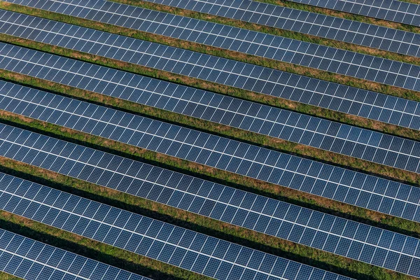 Güneş panelleri, güneş çiftlikleri — Stok fotoğraf
