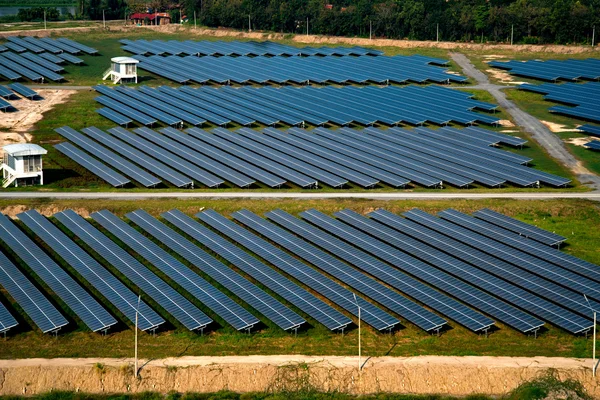 Granja solar, paneles solares — Foto de Stock
