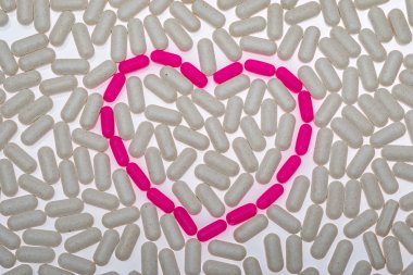 Hapları, vitamin beyaz arka plan üzerinde