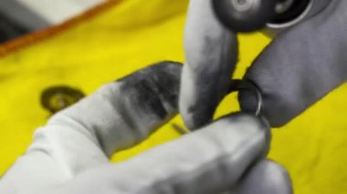 Gümüş Yüzük takı üretim süreci sürecinde parlatma