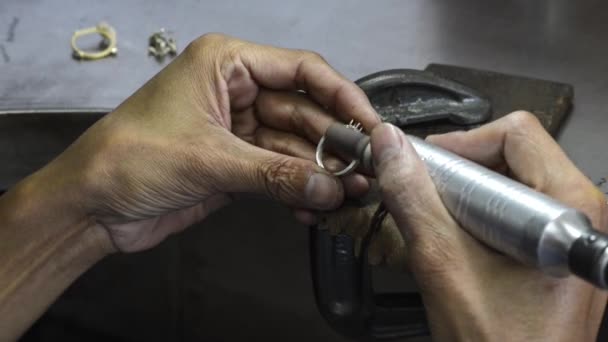 Zilveren Ring polijsten schuren en reinigen van juwelen — Stockvideo