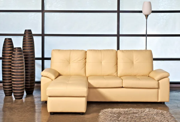 オフィスのベージュの革のソファ — ストック写真