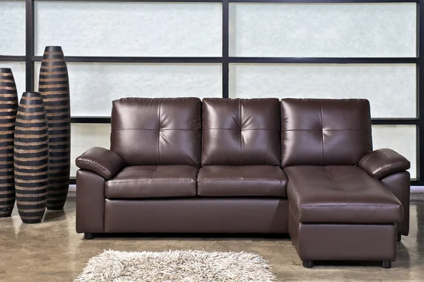 Braunes Ledersofa mit Hocker — Stockfoto