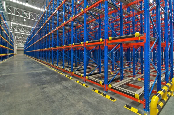 Sistema de estantes de armazenamento de paletes para centro de distribuição de armazenamento — Fotografia de Stock