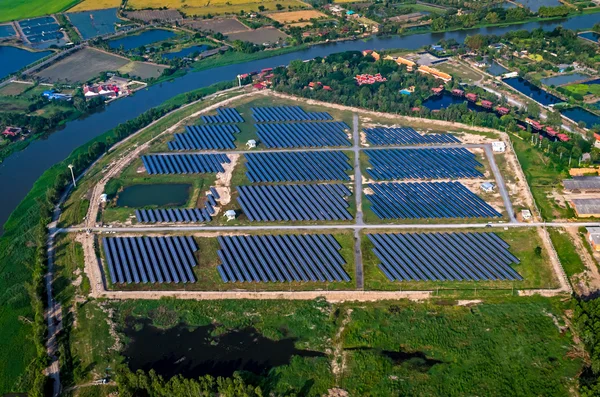 Granja solar, paneles solares fotografía aérea — Foto de Stock