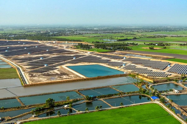 Granja solar, paneles solares desde el aire — Foto de Stock