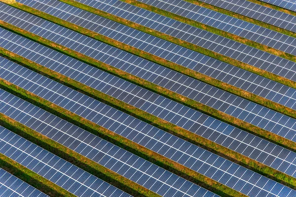 Solární farma, solární panely ze vzduchu — Stock fotografie