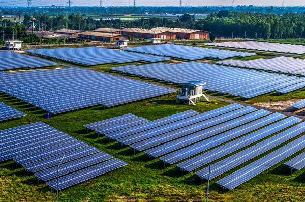 Fazenda solar, painéis solares do ar — Fotografia de Stock