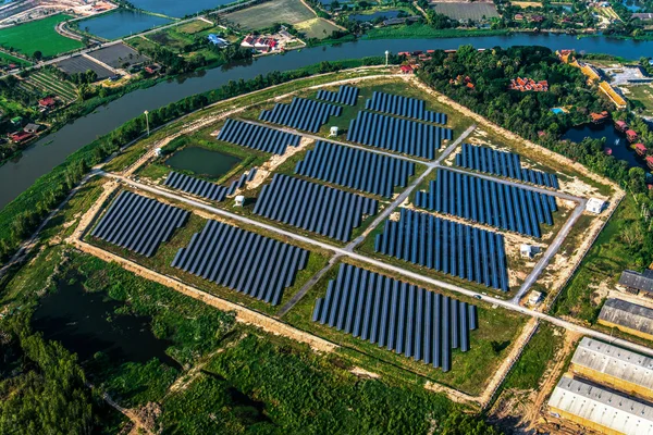 Güneş Çiftliği, güneş panelleri fotoğraf küçük uçak — Stok fotoğraf