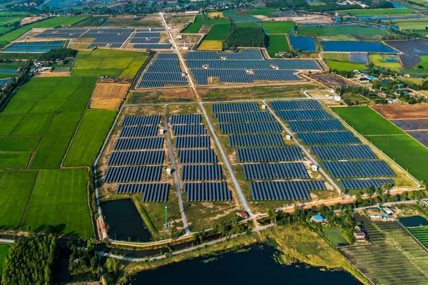 Güneş Çiftliği, güneş panelleri fotoğraf--dan soluduğumuz hava — Stok fotoğraf