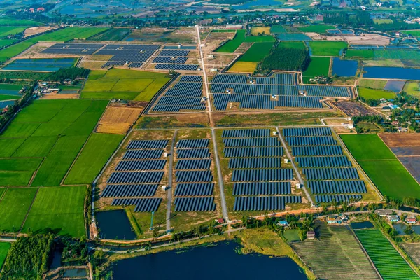 Granja solar, paneles solares foto del aire — Foto de Stock