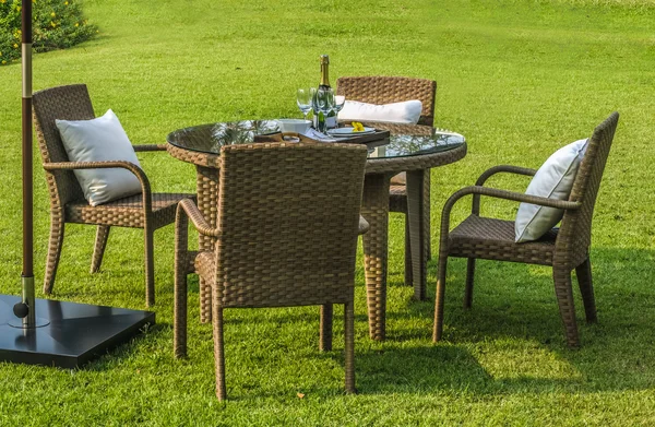 Mobilier de jardin en rotin avec coussins extérieurs — Photo