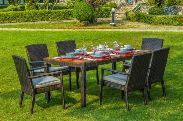 Set de muebles de jardín de ratán con cojines exteriores resistentes al agua —  Fotos de Stock