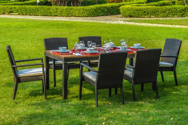 Muebles de jardín de ratán con cojines exteriores resistentes al agua —  Fotos de Stock