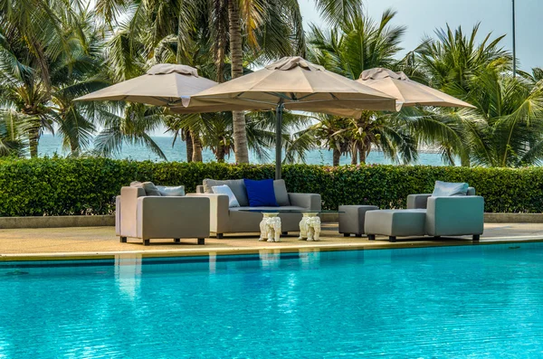 Sofá al aire libre junto a la piscina — Foto de Stock