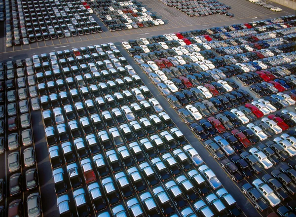 Voitures en attente au port avant le chargement à expédier en Thaïlande — Photo