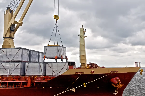 Vrachtschip laden in de haven van — Stockfoto