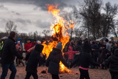 Büst Maslenitsa yanan