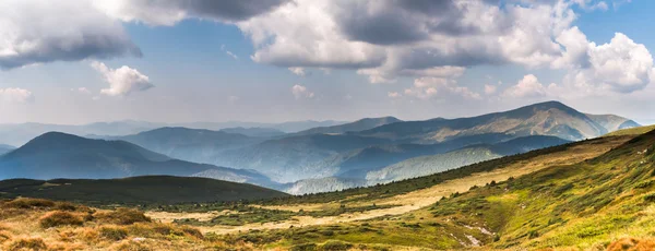 Pozhyzhevska dolinie w pobliżu górę Breskul i Howerla — Zdjęcie stockowe