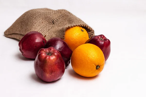 Una bolsa de manzanas maduras y naranjas —  Fotos de Stock