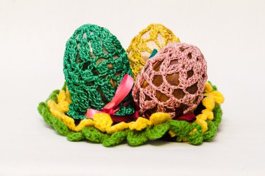 Beyaz bir arka plan üzerinde izole sarı, yeşil, pembe Paskalya yumurtaları