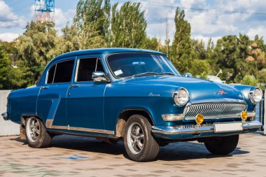 Retro araba Gaz-21 Volga nehir kenarında dolgu üzerinde park edilmiş