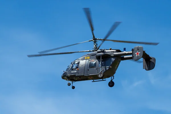 Llight helikoptern under flygning Royaltyfria Stockbilder
