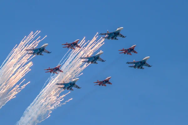 Två aerobatic lag i en bildande Royaltyfria Stockbilder