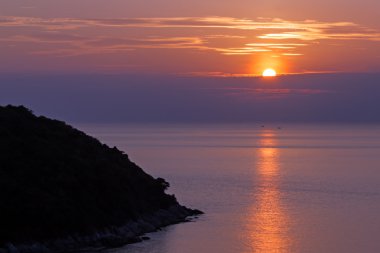 Okyanusu günbatımı ve bir ada