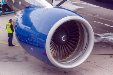 Uçak motoru yakınındaki bir teknisyen