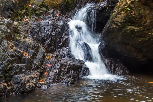 Малый каскадный водопад — стоковое фото