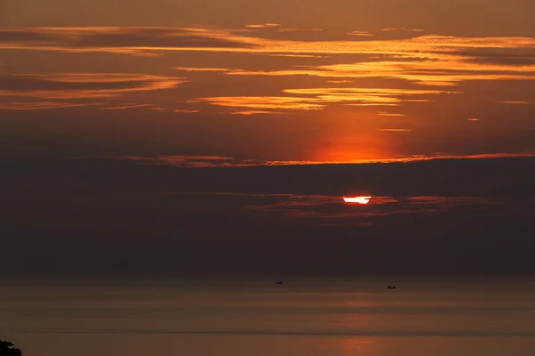 Coucher de soleil sur l'océan en fin de soirée — Photo