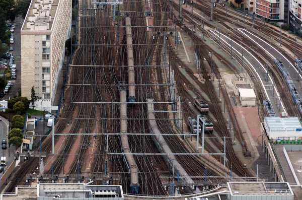 Binari ferroviari vicino alla stazione — Foto Stock