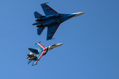 İki savaşçı Su-27 performans akrobasi.