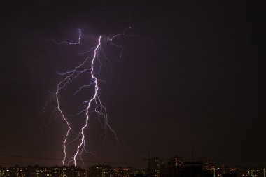 Şehrin üzerinde şimşek çakıyor.
