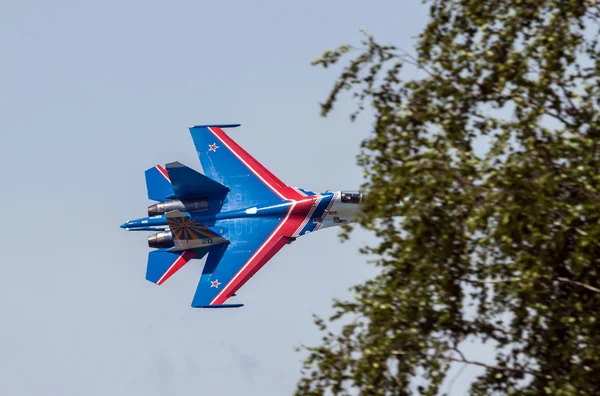 Sukhoi-27 fighter  in flight at low altitude — Stock Photo, Image