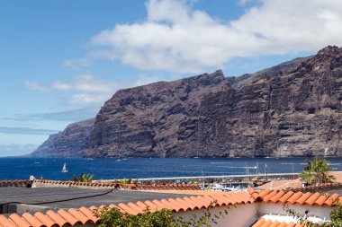 Büyük uçurum ve şehir okyanusun üzerinde