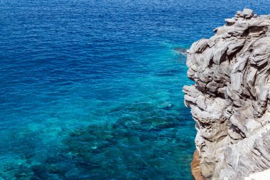 Cliff güneşli bir Okyanusu üzerinde
