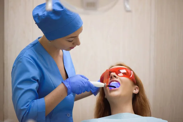 female dentists treating patient in a clinik