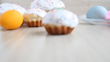 Paskalya kek ve renkli yumurta masaya yalan.