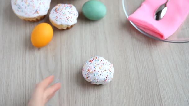 Plocka upp påsk kaka med en festlig tabell. — Stockvideo