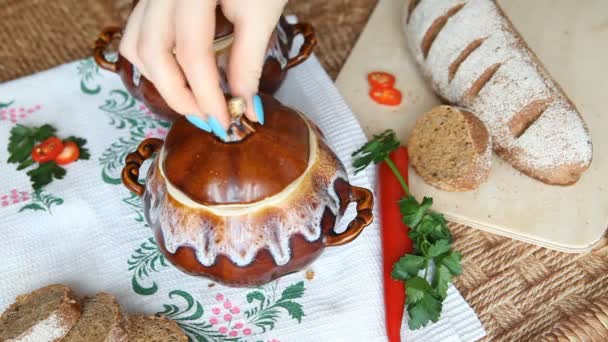 Auf dem russischen Tisch einen Topf mit Lebensmitteln. Suppe mit Petersilie dekoriert. — Stockvideo