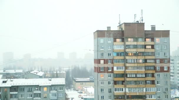 Det snöar i Flervånings byggnader i stadsdelen — Stockvideo