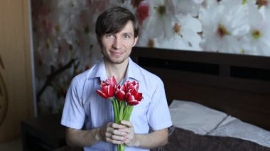 O çiçekleri kalpten vermek istiyor adam gösterir.