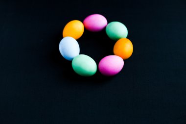 Siyah bir tablo easter yumurta