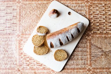 Ahşap tahta üzerinde buğday ekmek